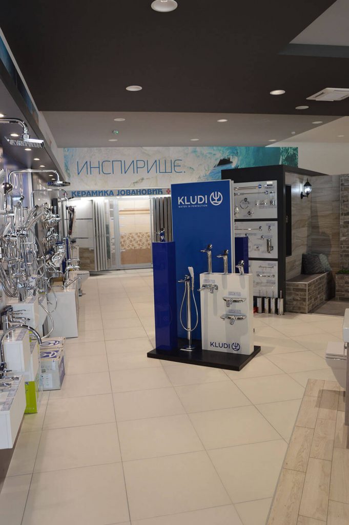 Prolaz pored izložene sanitarne opreme i slavina u salonu u Bijeljini - Keramika Jovanović