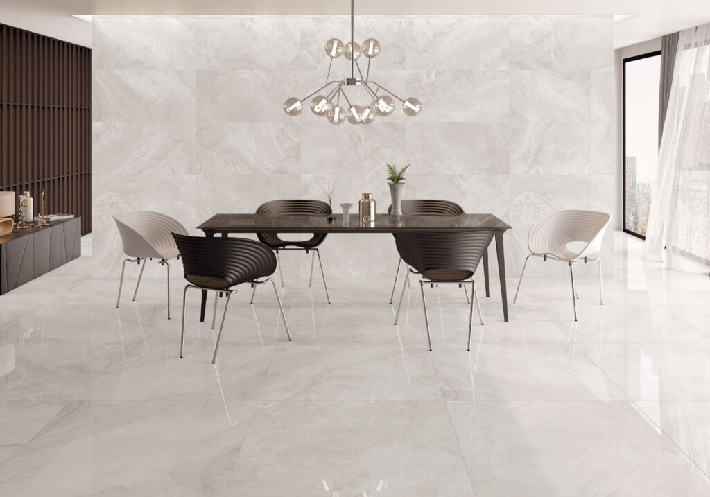 Trpezarijski sto i tamne stolice na svetlim pločicama u dezenu mermera - Keramika Jovanović