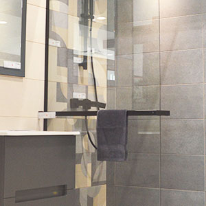 polica za tuš kabinu walk in crna