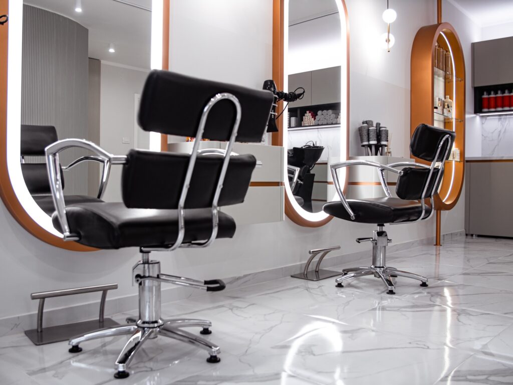 Frizerski salon sa policama za preparate, crnim nameštajem i belim pločicama - Keramika Jovanović