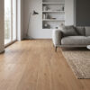 sk056__advanced-trend-oak-brown-d3128-1380x193x8mm-ac4-32-v4__wpc-flooring__20260903T070848 Moderan dnevni boravak sa svetlim drvenim podom